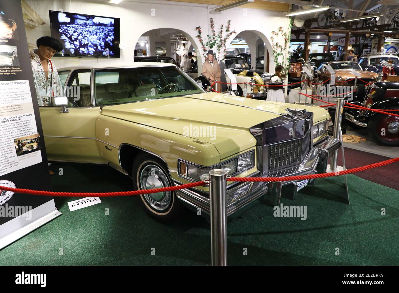 MOTALA, SCHWEDEN - 13. JANUAR 2021: Einer der letzten Cadillacs von Elvis steht zum Verkauf. Das Auto, ein Fleetwood Brougham von 1975 Modell, ist jetzt auf dem Display im Motala Motor Museum. Stockfoto MOTALA, SCHWEDEN - 13. JANUAR 2021: Einer der letzten Cadillacs von Elvis steht zum Verkauf. Das Auto, ein Fleetwood Brougham von 1975 Modell, ist jetzt auf dem Display im Motala Motor Museum. Stockfoto
