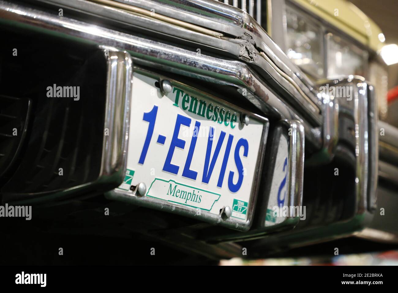 MOTALA, SCHWEDEN - 13. JANUAR 2021: Einer der letzten Cadillacs von Elvis steht zum Verkauf. Das Auto, ein Fleetwood Brougham von 1975 Modell, ist jetzt auf dem Display im Motala Motor Museum. Stockfoto