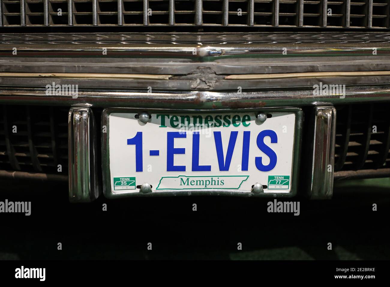 MOTALA, SCHWEDEN - 13. JANUAR 2021: Einer der letzten Cadillacs von Elvis steht zum Verkauf. Das Auto, ein Fleetwood Brougham von 1975 Modell, ist jetzt auf dem Display im Motala Motor Museum. Stockfoto