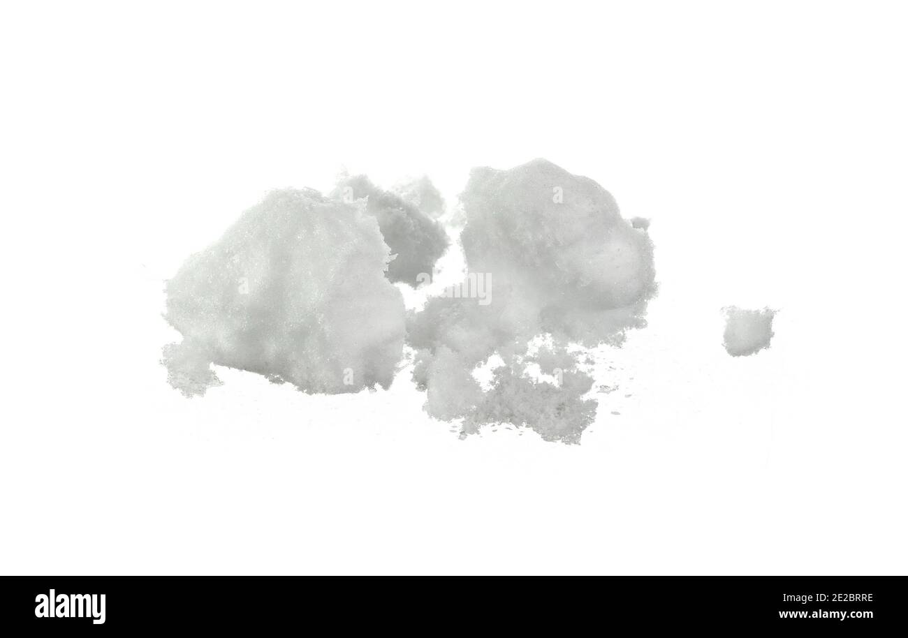 Weißer Schnee isoliert auf reinem weißen Hintergrund. Haufen von weißem Schnee auf weißem Hintergrund. Stockfoto