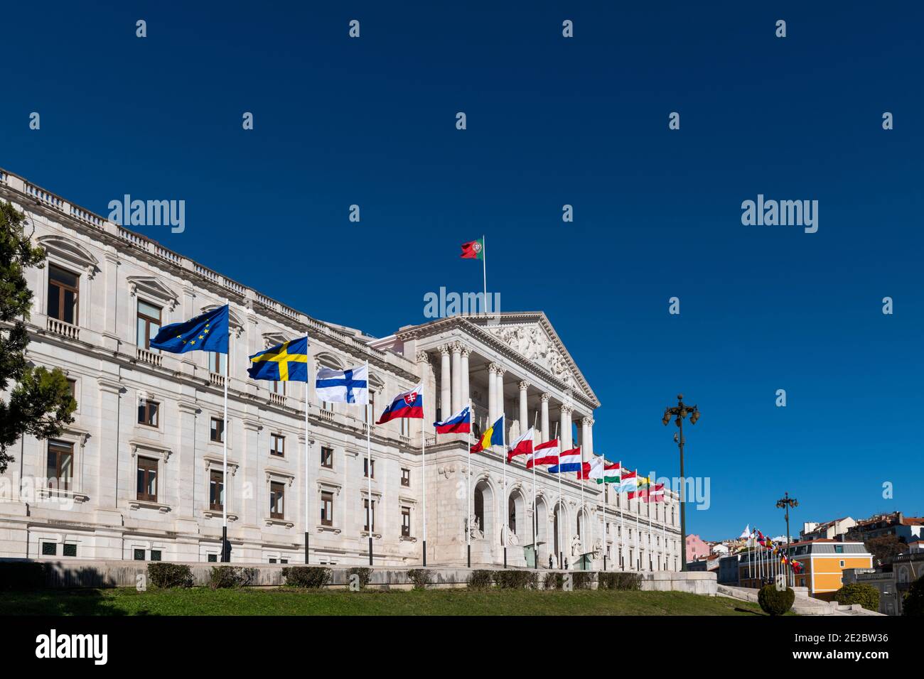 Lissabon, Portugal - 10. Januar 2021: Fassade der Assembleia da Republica (portugiesisches Parlament), mit Flaggen der eu-Länder Stockfoto