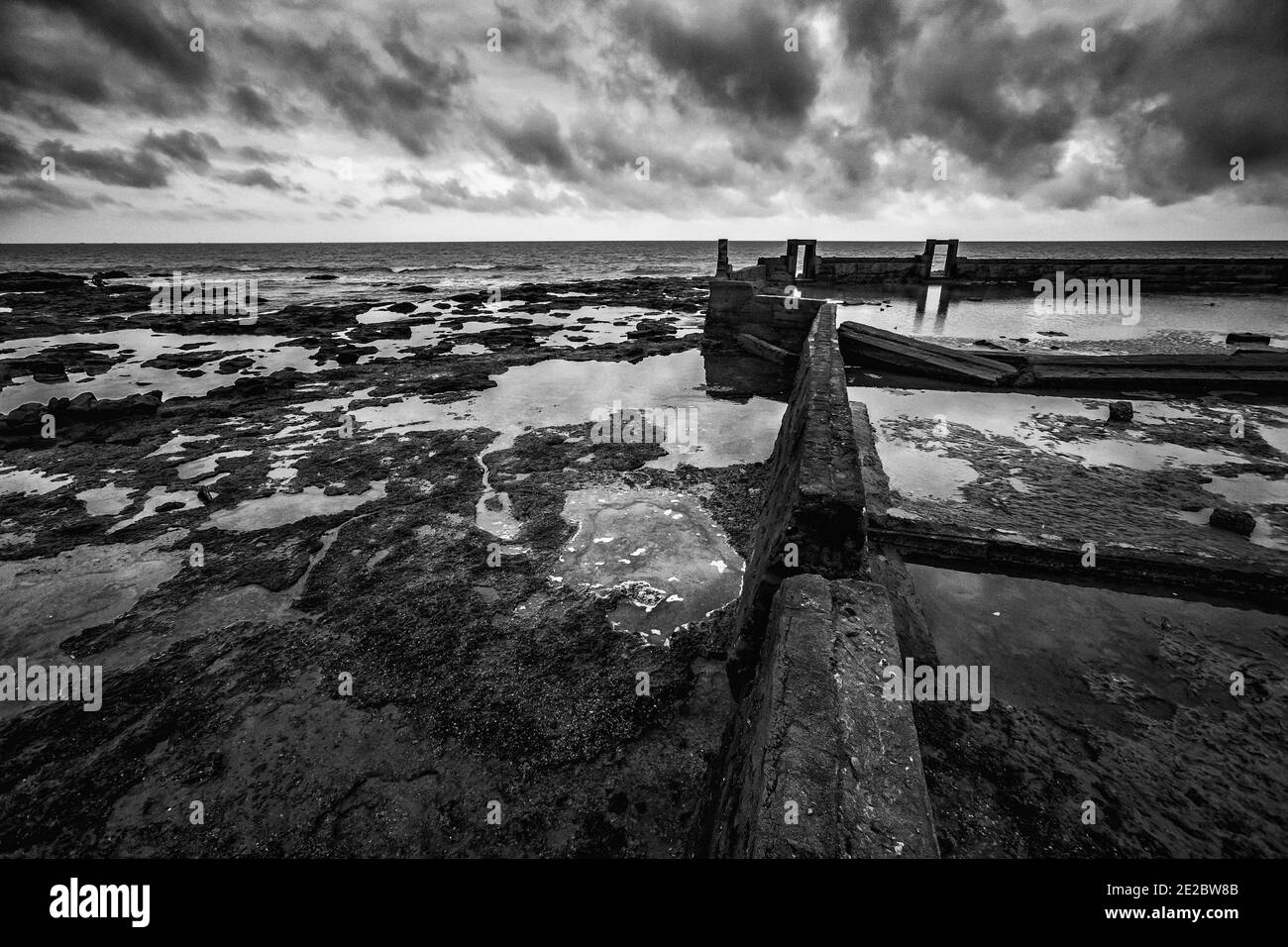 Cua Tung Strand in Hoa Ly, Vinh Linh Bezirk, Quang Tri Provinz Vietnam. Schwarzweiß-Foto. Landschaft von unberührten Strand voller blühenden Algen. Stockfoto