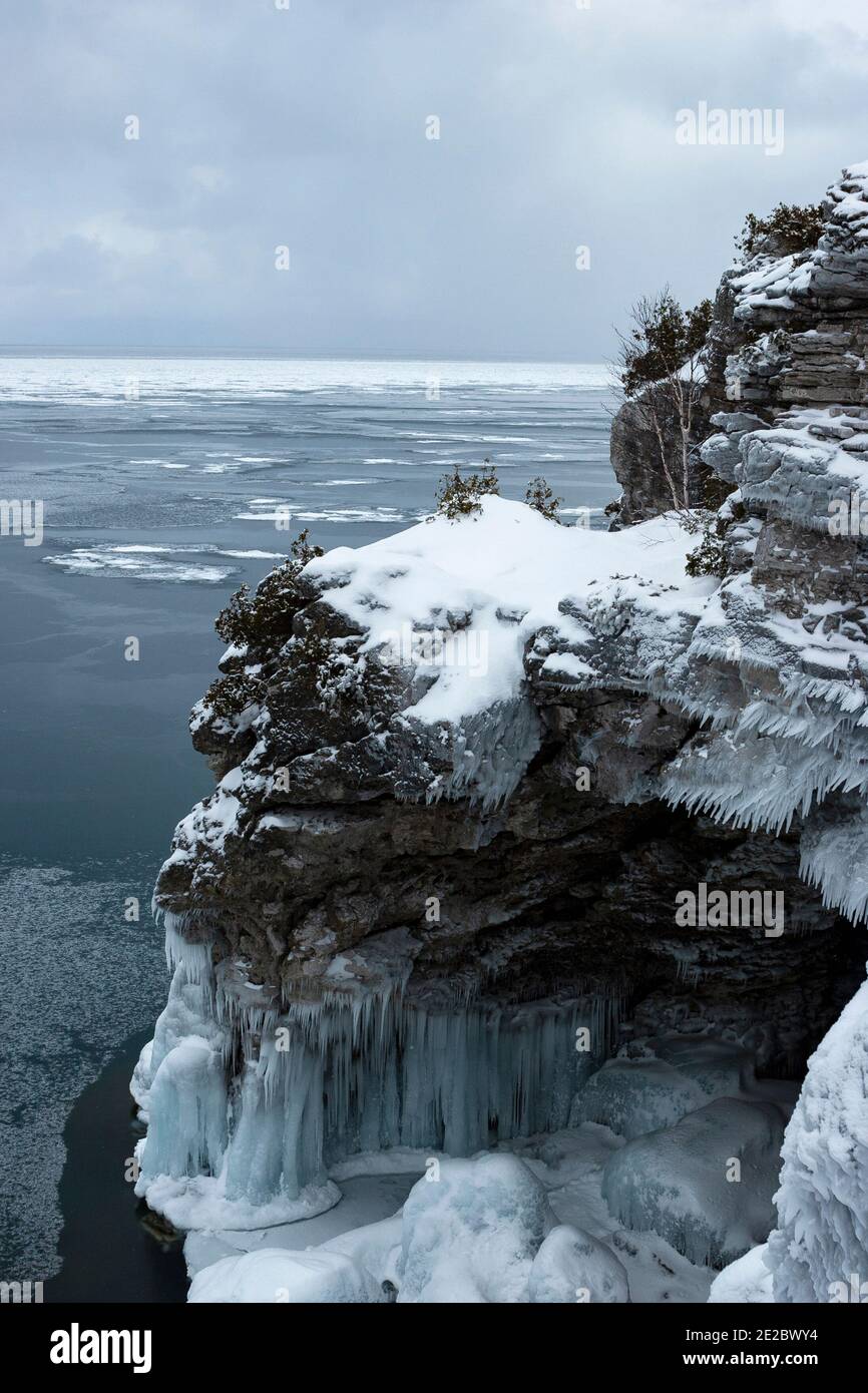 Die Höhle bei der Grotte im Winter. Bruce Peninsula National Park. Tobermory, Ontario, Kanada. Stockfoto