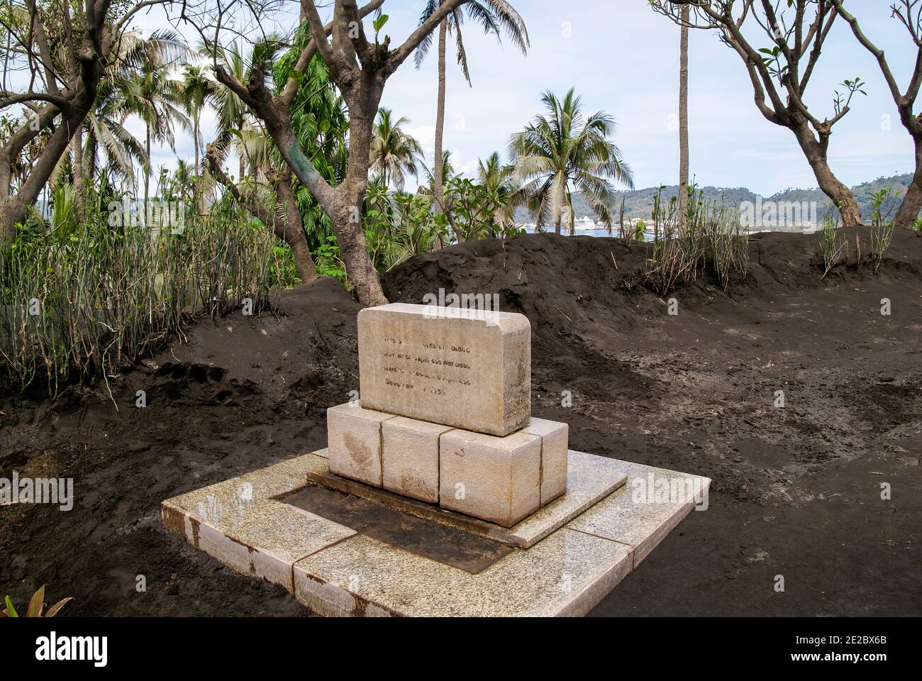 Dieser Stein markiert den Ort, an dem die japanischen Kriegstoten von der japanischen Regierung im Jahr 1955 geborgen wurden. Stockfoto