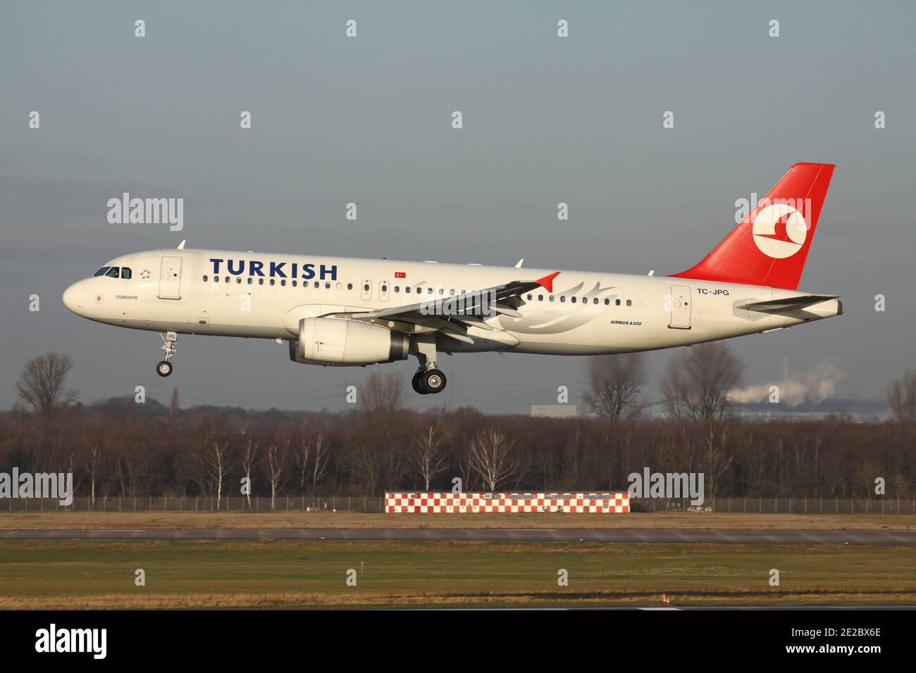 Turkish Airlines Airbus A320-200 mit Registrierung TC-JPG im Kurzfinale für Start- und Landebahn 23L des Düsseldorfer Flughafens. Stockfoto