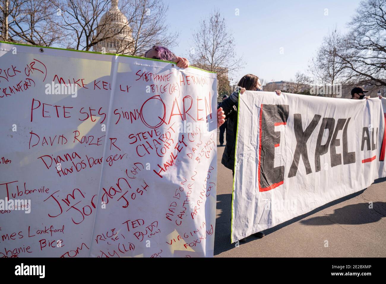 Washington, Usa. Januar 2021. Shutdown DC-Aktivisten tragen riesige Banner mit der Aufschrift "Alle Faschisten vertreiben", die am Mittwoch, dem 13. Januar 2021, auf den neuen Umzäunungszaun um das US-Kapitol in Washington, DC getragen wird. Das US-Repräsentantenhaus begann eine Debatte, um Präsident Donald Trump zum zweiten Mal in seiner vierjährigen Amtszeit zu entheben, und zwar zu einem einzigen Artikel, der ihn anklagte, vor einer Woche einen "Aufstand" im US-Kapitol angezettelt zu haben. Foto von Ken Cedeno/UPI Kredit: UPI/Alamy Live Nachrichten Stockfoto