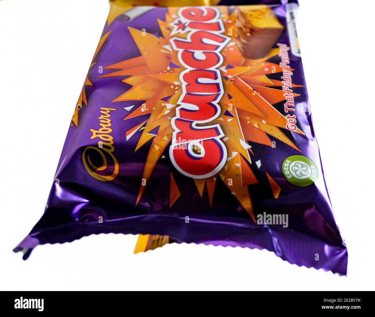 Norwich, Norfolk, Großbritannien – Dezember 24 2020. Ein illustratives Editorial-Foto einer Nahaufnahme eines Multipakets von Cadbury Crunchie-Schokoriegel Stockfoto