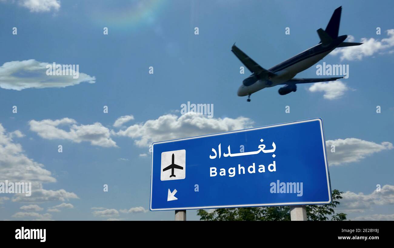 Flugzeug Silhouette Landung in Bagdad, Irak. City Ankunft mit internationalen Flughafen Richtung Schild und blauen Himmel im Hintergrund. Reisen, Reisen und Stockfoto