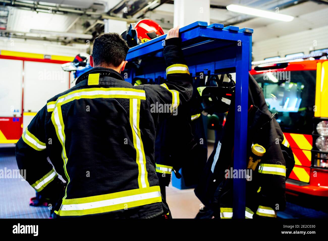 feuerwehrmann für einen Notfall vorbereitet Stockfoto