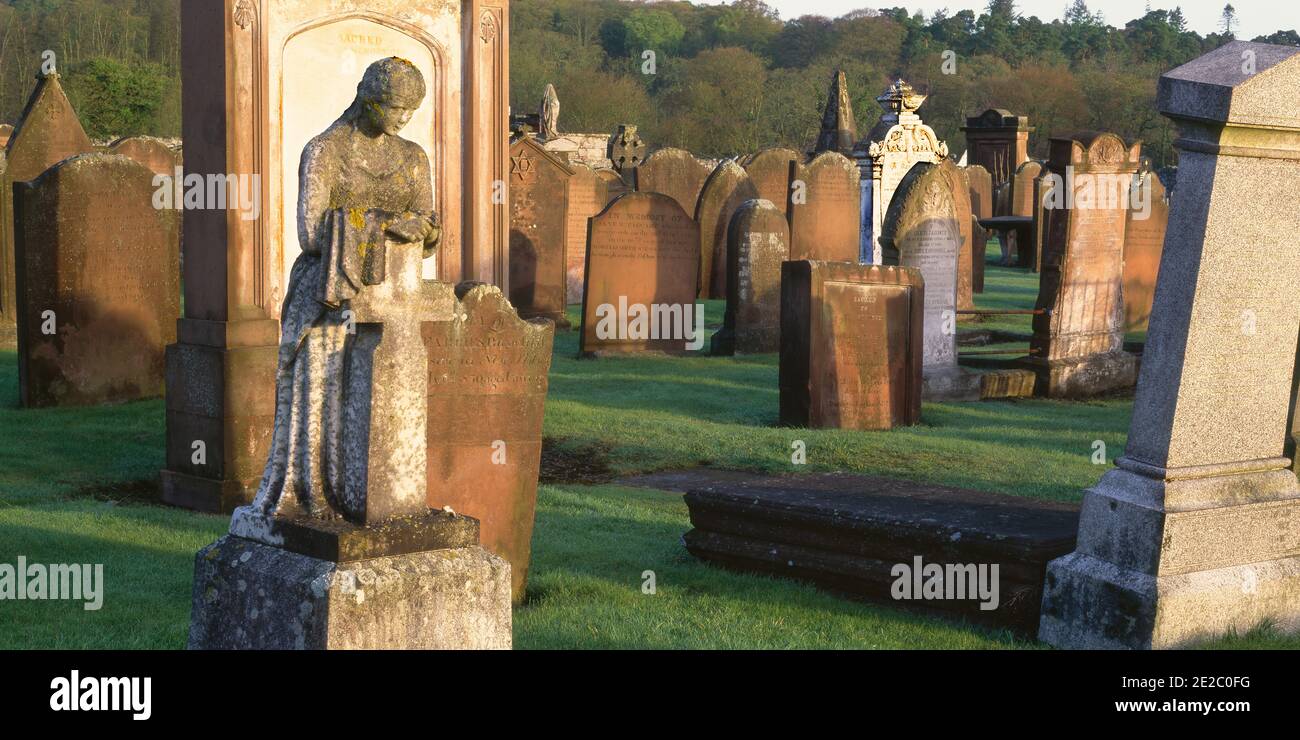 Statuen und Grabsteine in einem Teil des Friedhofs um Sweetheart Abbey in Galloway, Schottland. Diese Grabsteine sind groß, viele 6-8 Fuß hoch, Stockfoto