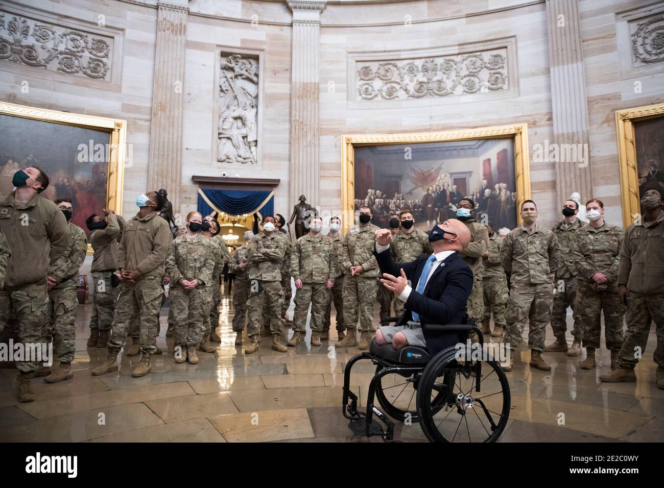 Washington DC, USA. Januar 2021. Der Vertreter der Vereinigten Staaten, Brian Mast (Republikaner von Florida), stellt Mitglieder der Nationalgarde in der Rotunde der US-Hauptstadt vor, während das Repräsentantenhaus über H. Res abstimmen wird. 24, Amtsenthebung von Donald John Trump, Präsident der Vereinigten Staaten, wegen hoher Verbrechen und Vergehen, im US-Kapitol in Washington, DC, Mittwoch, 13. Januar 2021. Quelle: Rod Lampey/CNP /MediaPunch Quelle: MediaPunch Inc/Alamy Live News Stockfoto