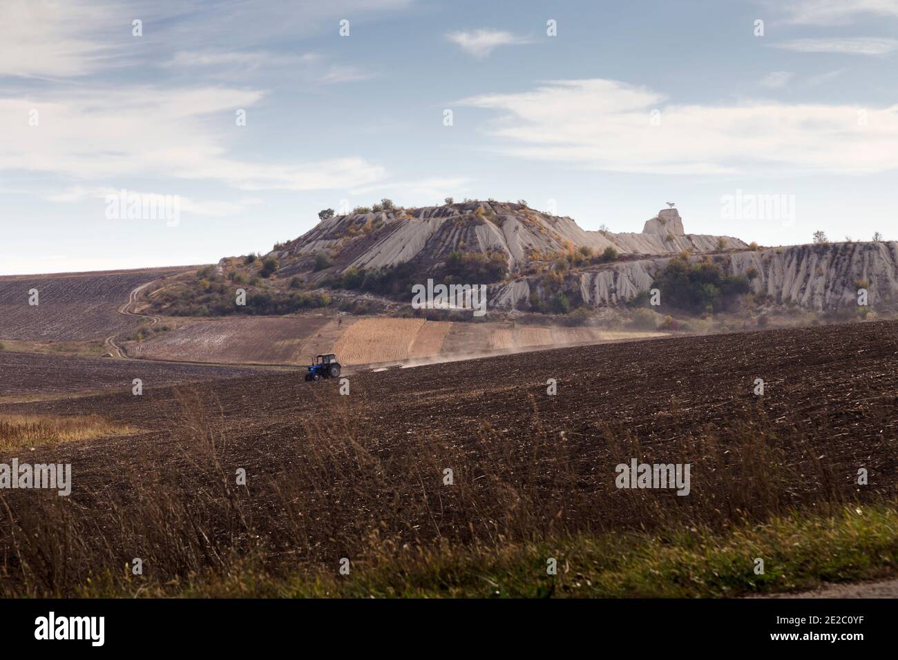 Blick auf einen verlassenen Steinbruch von der Autobahn. Wunderschöne Aussicht auf Moldawien. Stockfoto