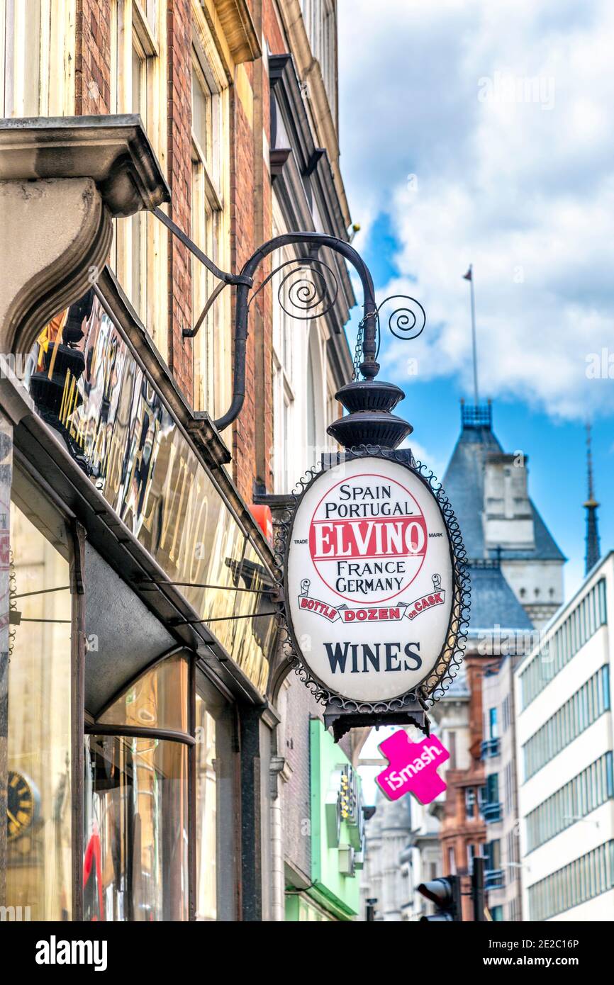 Schild an der Vorderseite des Weinladens El Vino in der Fleet Street, London, Großbritannien Stockfoto