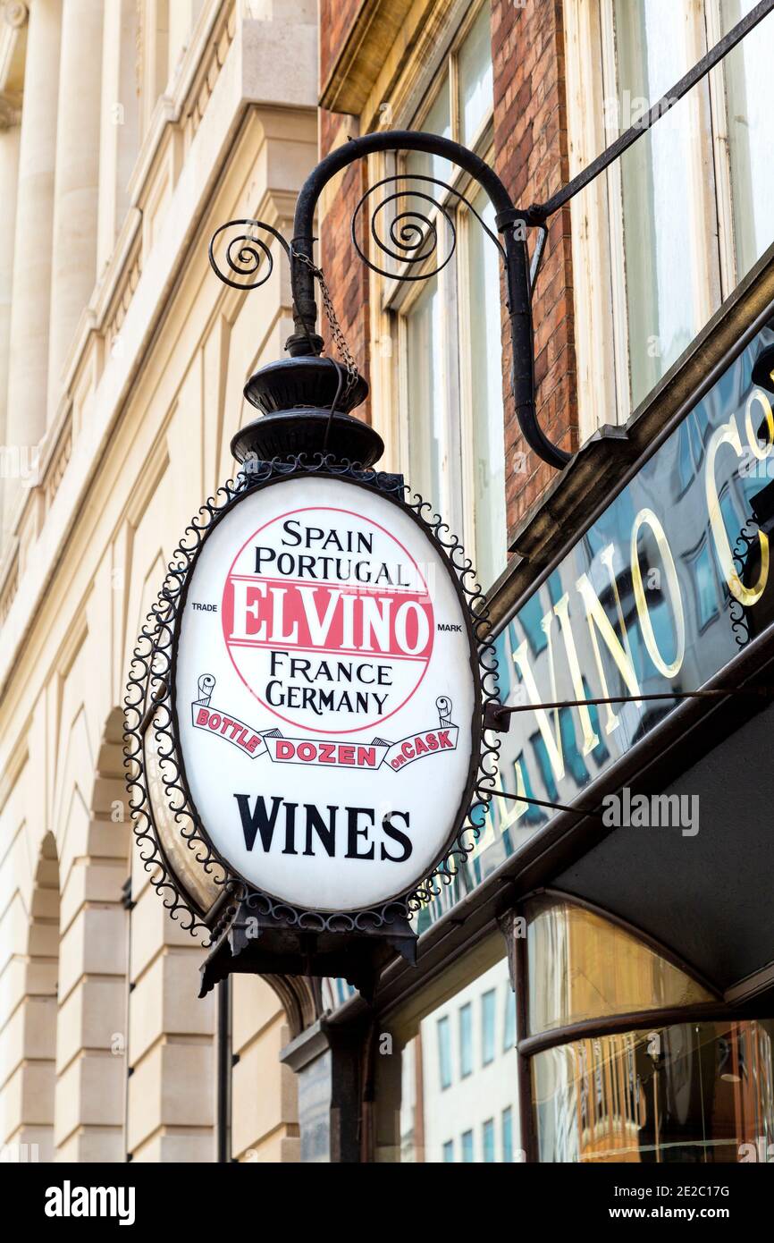 Schild an der Vorderseite des Weinladens El Vino in der Fleet Street, London, Großbritannien Stockfoto