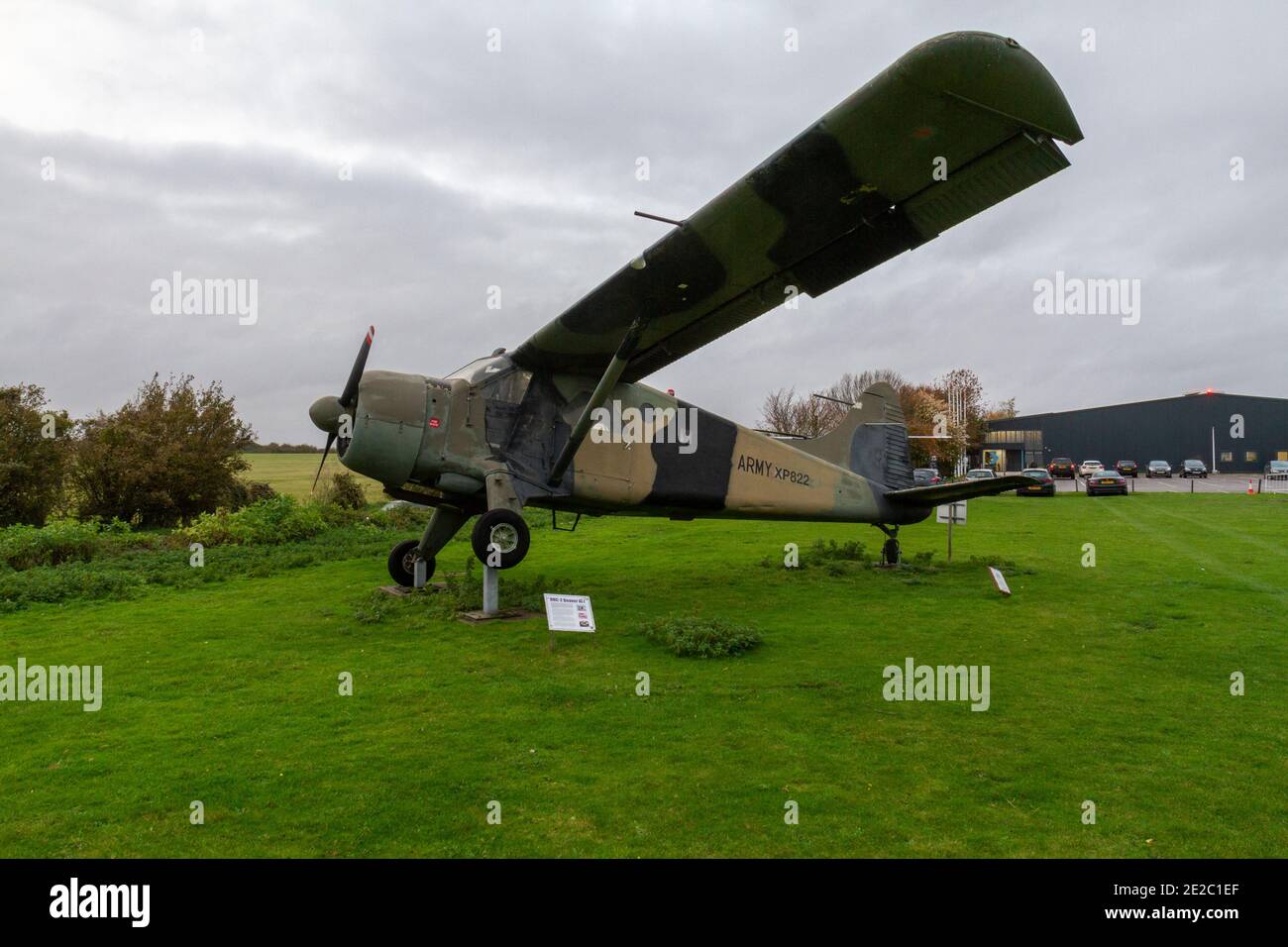 A de Havilland Canada Beaver DHC-2 AL1 auf dem Gelände des Army Flying Museum, einem Militärflugmuseum in Stockbridge, Hampshire, Großbritannien. Stockfoto