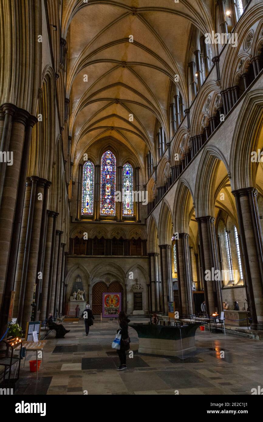 Allgemeiner Blick auf das Kirchenschiff in Salisbury Cathedral, (Cathedral Church of the Blessed Virgin Mary), eine anglikanische Kathedrale in Salisbury, Wiltshire, Großbritannien. Stockfoto