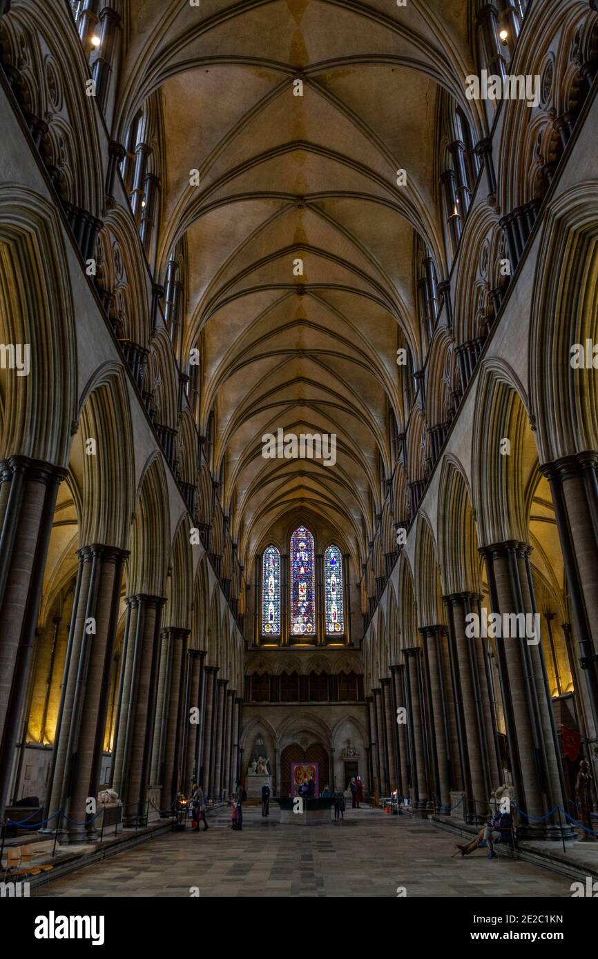Allgemeiner Blick auf das Kirchenschiff in Salisbury Cathedral, (Cathedral Church of the Blessed Virgin Mary), eine anglikanische Kathedrale in Salisbury, Wiltshire, Großbritannien. Stockfoto