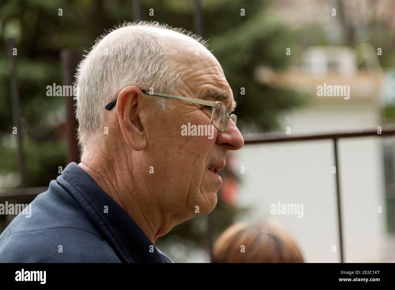 Porträt eines älteren Mannes im Profil auf der Straße. Das Gesicht des älteren Menschen drückt Besorgnis und Verzweiflung aus. Nahaufnahme. Stockfoto