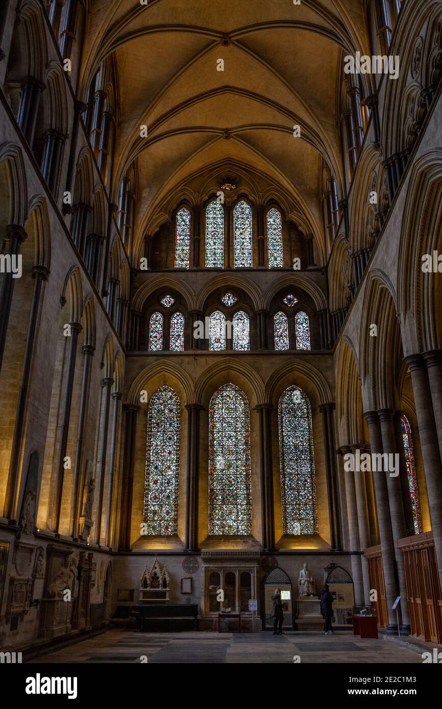 Allgemeiner Blick auf das Kirchenschiff in Salisbury Cathedral, (Cathedral Church of the Blessed Virgin Mary), eine anglikanische Kathedrale in Salisbury, Wiltshire, Großbritannien. Stockfoto