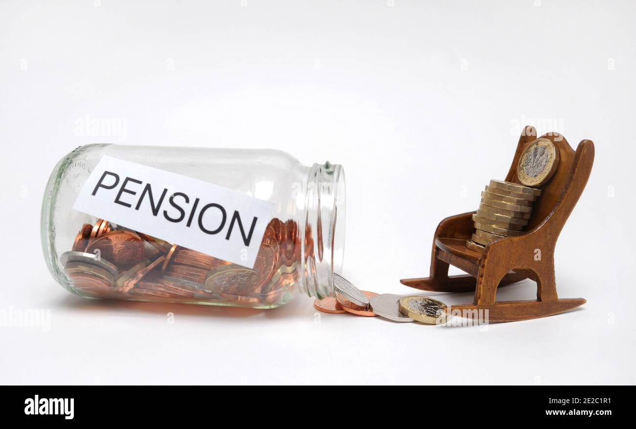 PENSION TOPF GLAS MIT SCHAUKELSTUHL RE PENSIONEN ALTER ALTERSVORSORGE STAATLICHE RENTE ETC GROSSBRITANNIEN Stockfoto