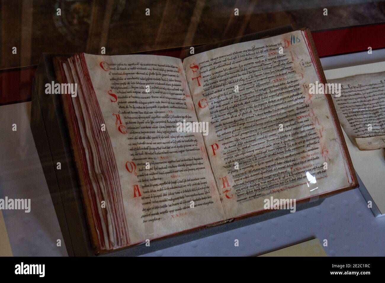 Ein Manuskript Buch geschrieben in Old Sarum (c. 1100s) in Salisbury Cathedral, Salisbury, Wiltshire, Großbritannien. Stockfoto