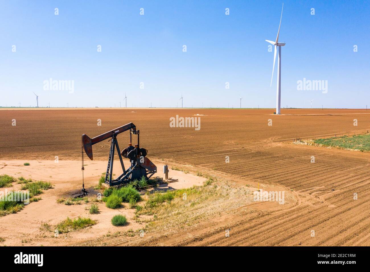Windmühle aus Mesquite Creek Wind O&M mit Ölderrick, Lamesa, TX, USA Stockfoto