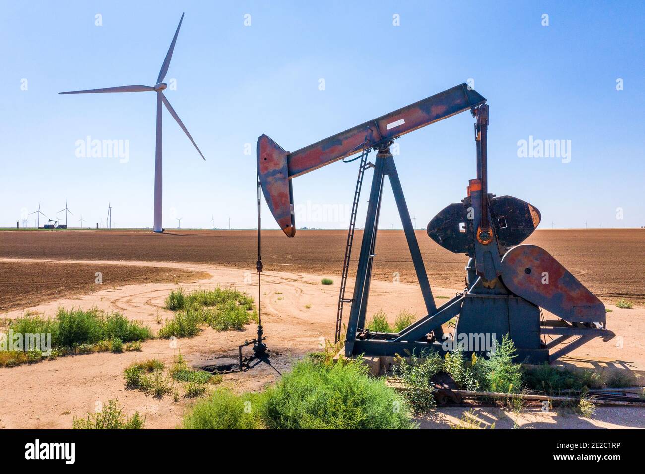Windmühle aus Mesquite Creek Wind O&M mit Ölderrick, Lamesa, TX, USA Stockfoto