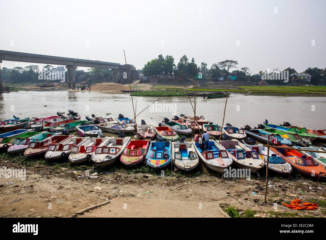 Schnellboote sind am Ufer des Titas-Flusses in Brahmanbaria, Bangladesch, vor Anker. Stockfoto