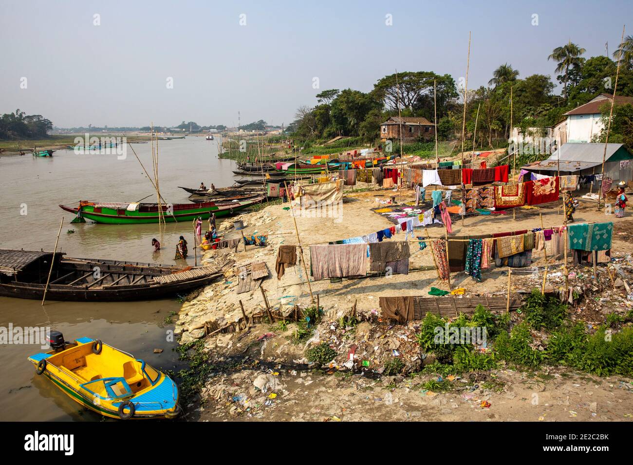 Frauen baden im Titas-Fluss in Brahmanbaria, Bangladesch. Stockfoto