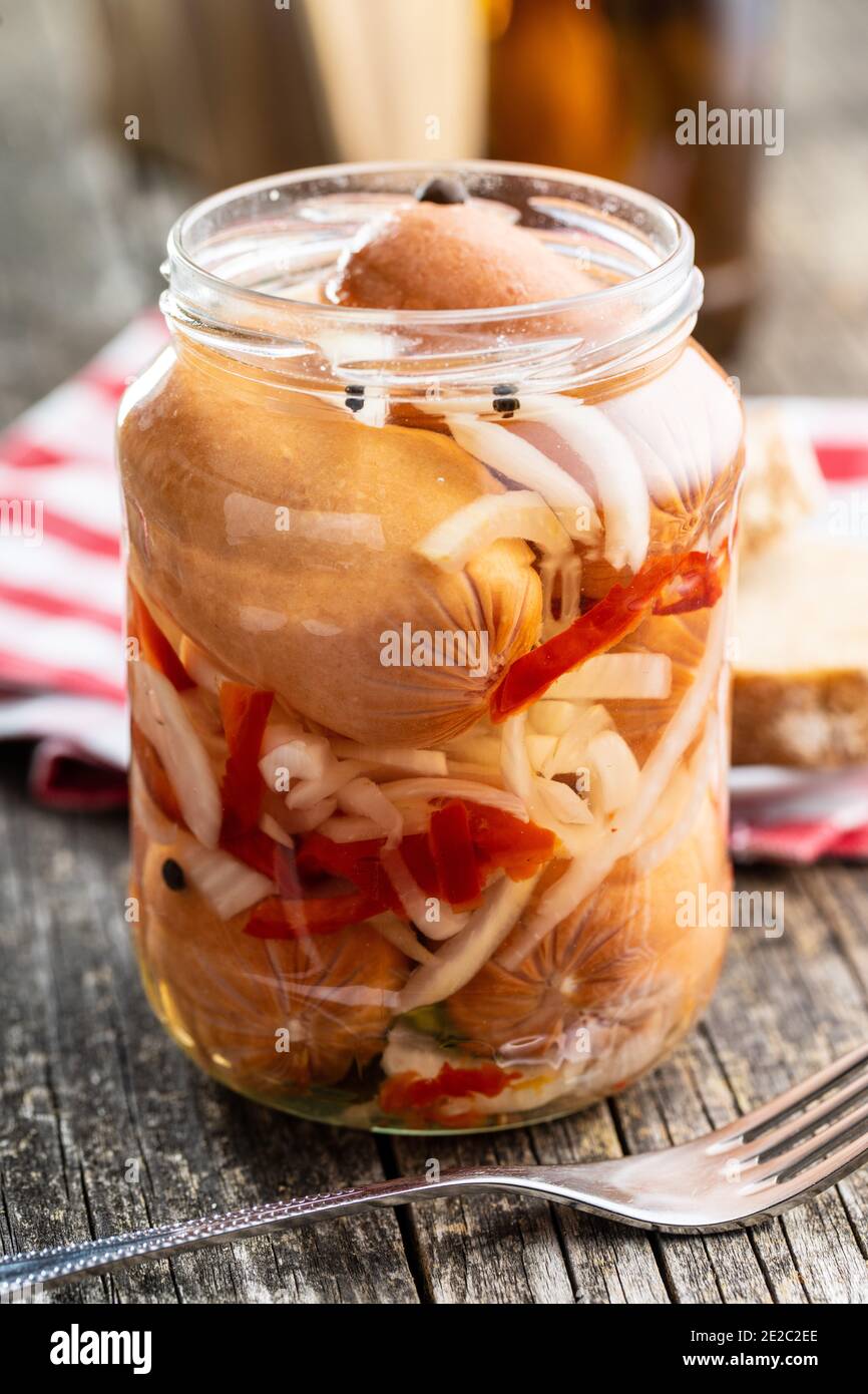 Eingelegte Würste mit Zwiebel und Paprika. Marinierte Lebensmittel im ...