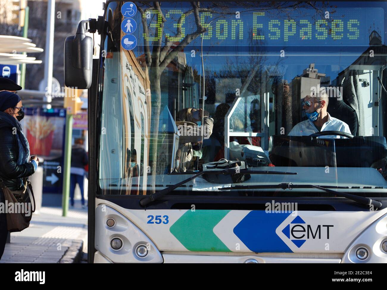 Palma De Mallorca, Spanien. Januar 2021. Menschen mit Masken steigen mitten in der Corona-Pandemie in einen Bus. Die Regionalregierung der Balearen empfahl ausdrücklich, im öffentlichen Verkehr zu schweigen, um das Risiko einer Corona-Ansteckung zu verringern. Darüber hinaus sind private Treffen von Personen, die nicht im gleichen Haushalt leben, zu Hause und in der Öffentlichkeit verboten. Quelle: Clara Margais/dpa/Alamy Live News Stockfoto