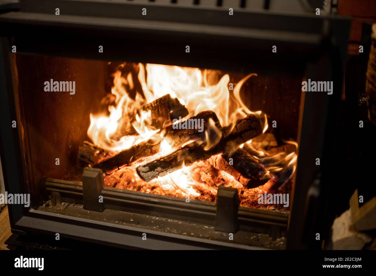 Nahaufnahme eines brennenden Kamins im Kamin Stockfoto