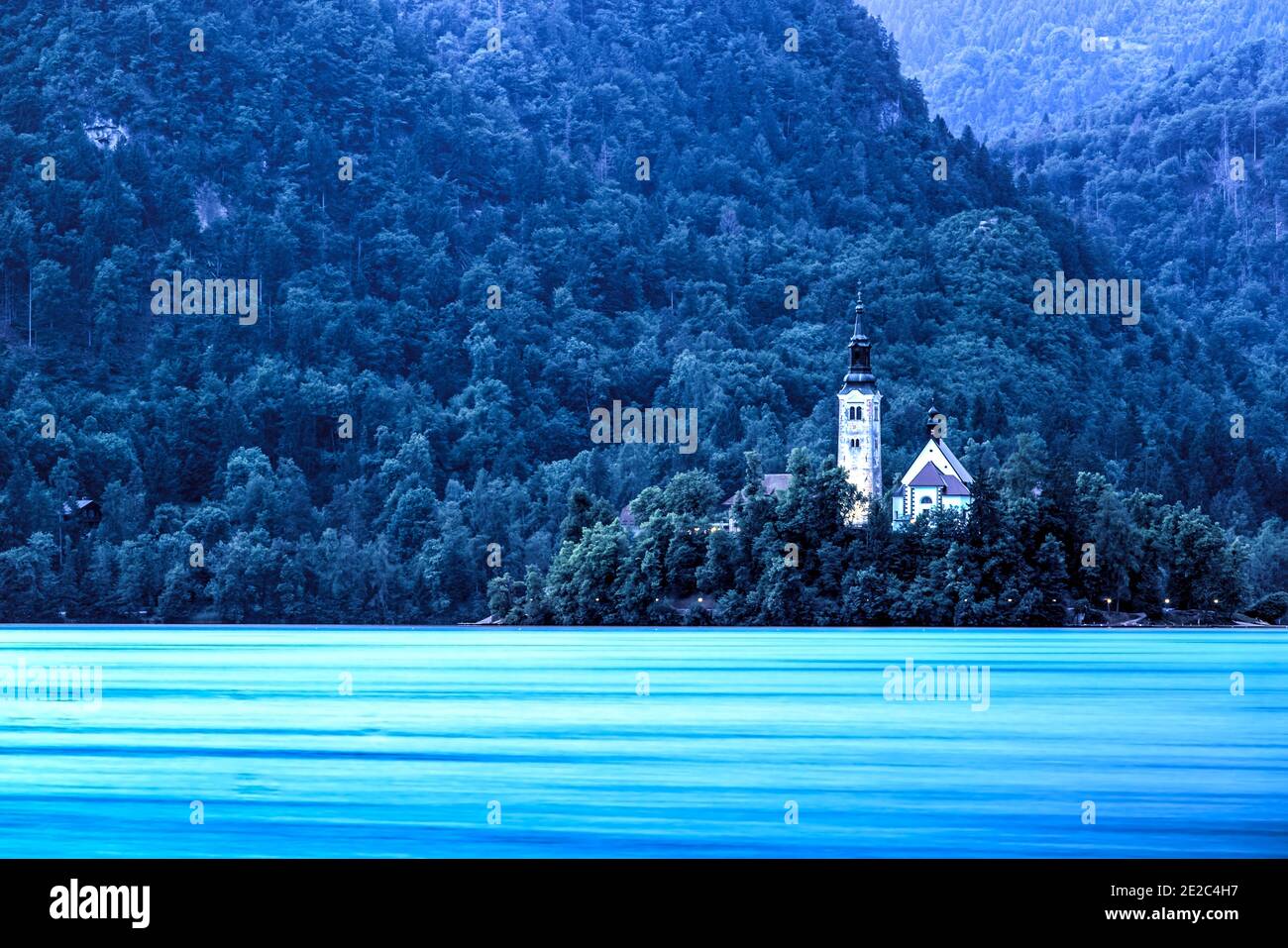 Dramatische Landschaft bei der blauen Stunde einer Kirche, die auf einer Insel auf dem Bleder See gebaut wurde. Foto aufgenommen am 2. Juni 2017 in Bled, Slowenien. Stockfoto