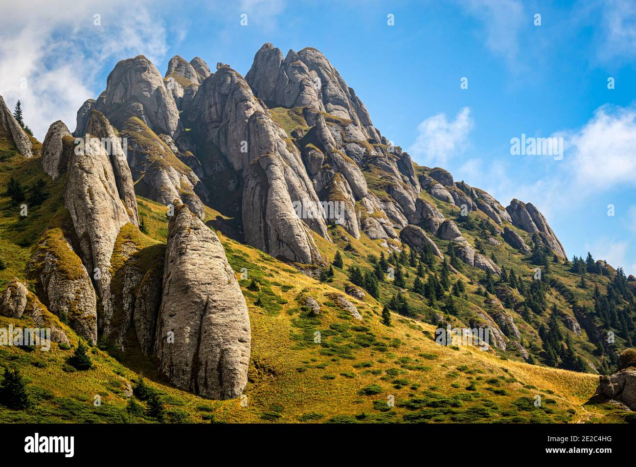 Alpine Landschaft mit dramatischen Himmel des Ciucas Massivs, Teil der Karpaten (Blick auf Tigaile Mari Felsformation). Foto aufgenommen am 5. September Stockfoto