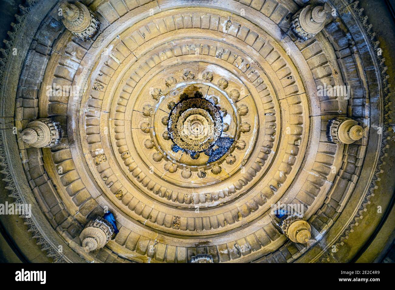 Verzierte Dach eines königlichen chhatri cenotaph Pavillon in der Bada Bagh Komplex. Foto aufgenommen am 12. August 2018 in der Nähe von Jaisalmer Stadt Rajasthan stat Stockfoto