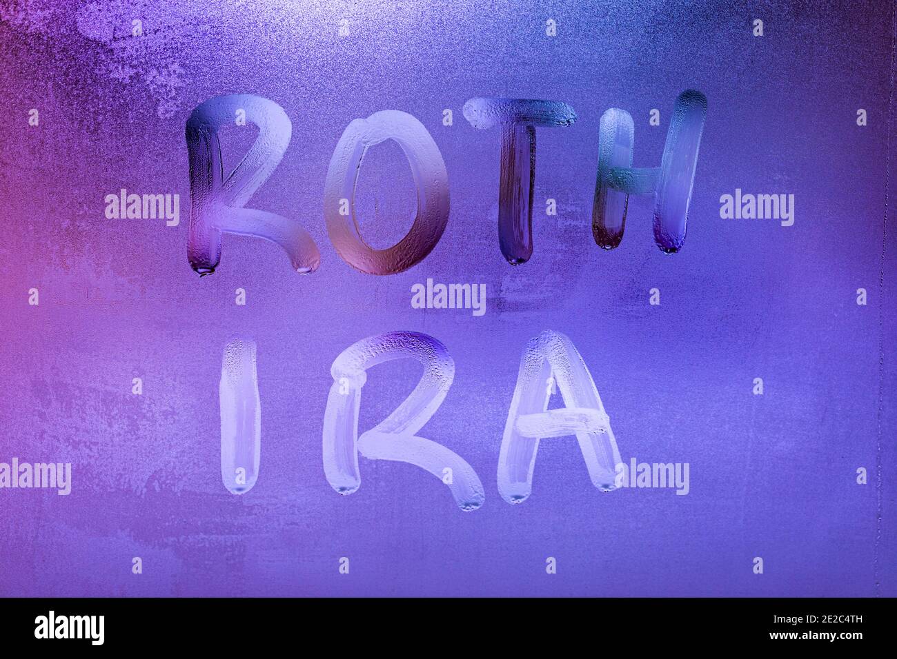 Die Worte roth ira - individuelles Rentenkonto - handgeschrieben auf nächtlicher nasser Fensterglasoberfläche Stockfoto Die Worte roth ira - individuelles Rentenkonto - handgeschrieben auf nächtlicher nasser Fensterglasoberfläche Stockfoto