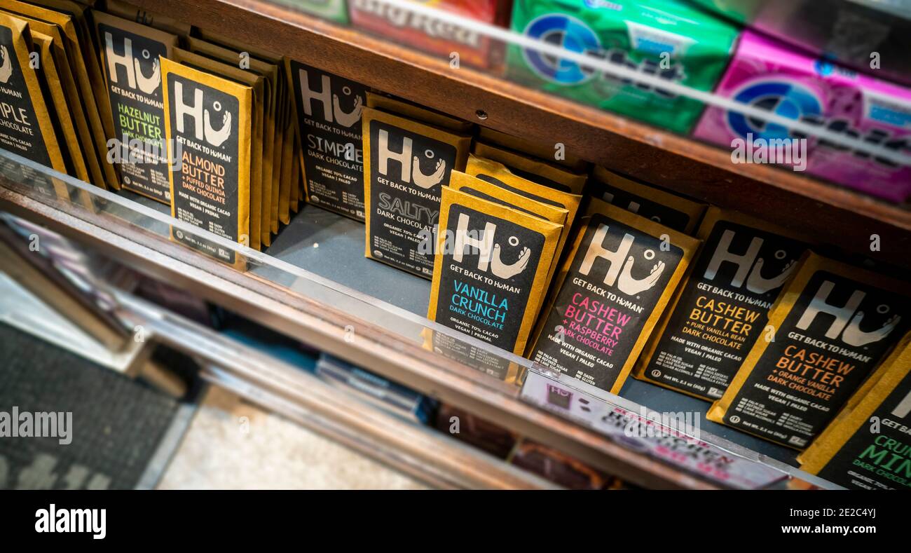 HU Marke Schokoriegel in einem Supermarkt in New York am Sonntag, 10. Januar 2021. Mondelez International erwarb kürzlich Hu Master Holdings für einen nicht bekannt gegebenen Betrag. (© Richard B. Levine) Stockfoto HU Marke Schokoriegel in einem Supermarkt in New York am Sonntag, 10. Januar 2021. Mondelez International erwarb kürzlich Hu Master Holdings für einen nicht bekannt gegebenen Betrag. (© Richard B. Levine) Stockfoto