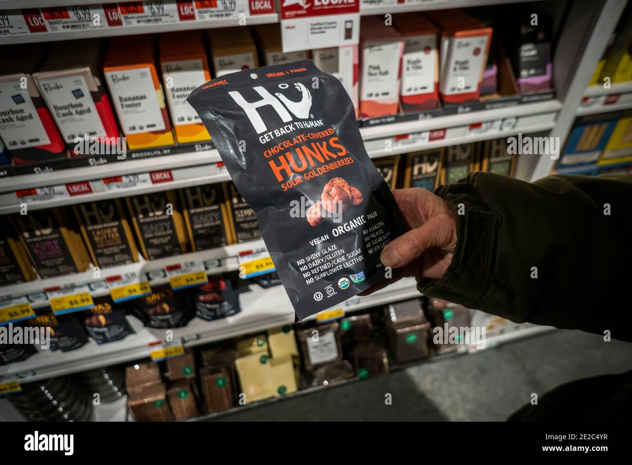 Ein Shopper wählt am Dienstag, den 12. Januar 2021, in einem Supermarkt in New York ein Paket mit veganen Bio-Snacks der Marke Hu. Mondelez International erwarb kürzlich Hu Master Holdings für einen nicht bekannt gegebenen Betrag. (© Richard B. Levine) Stockfoto Ein Shopper wählt am Dienstag, den 12. Januar 2021, in einem Supermarkt in New York ein Paket mit veganen Bio-Snacks der Marke Hu. Mondelez International erwarb kürzlich Hu Master Holdings für einen nicht bekannt gegebenen Betrag. (© Richard B. Levine) Stockfoto