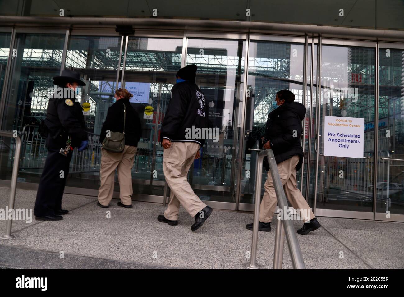 New York, NY, USA. Januar 2021. New York City eröffnet am 13. Januar 2021 im Jacob Javits Center in New York City die COVID-19-Massenimpfstelle für über 65-jährige und lebenswichtige Arbeiter. Kredit: Mpi43/Media Punch/Alamy Live Nachrichten Stockfoto