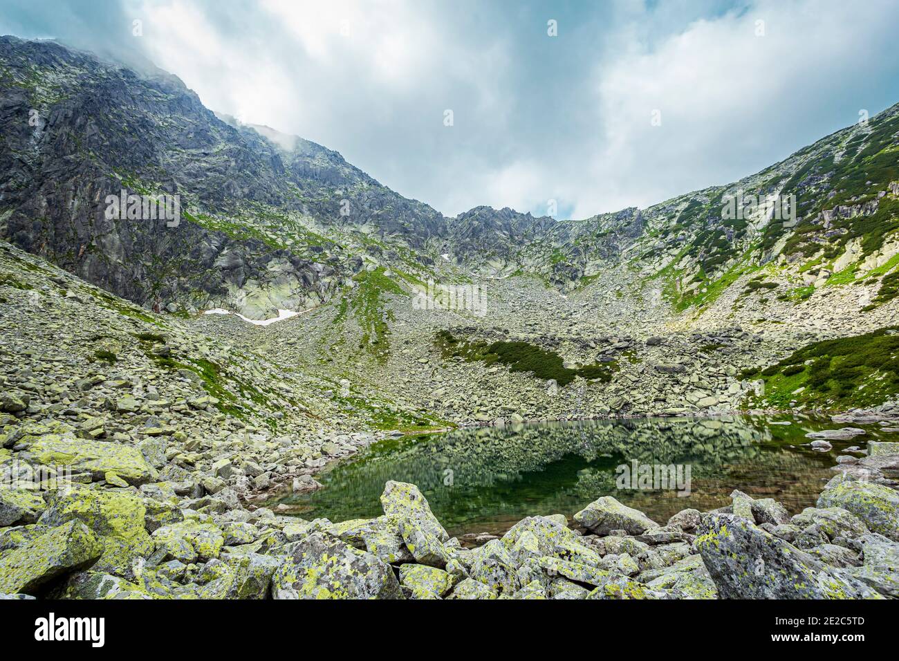 Der wunderschöne Gletschersee Stevia an einem nebligen Sommertag in den Retezat Mountains. Foto aufgenommen am 12. Juli 2020 während einer Wanderung im Carphatian Ret Stockfoto