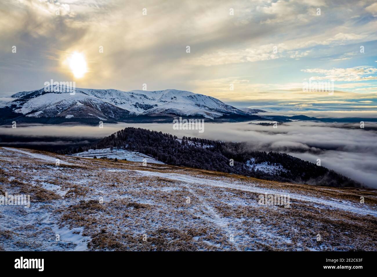 Silhouette der Tarcu-Bergkette bei einem dramatischen, verschneiten Sonnenaufgang. Foto aufgenommen am 13. Dezember 2020 im südlichen Teil der Karpaten, R Stockfoto