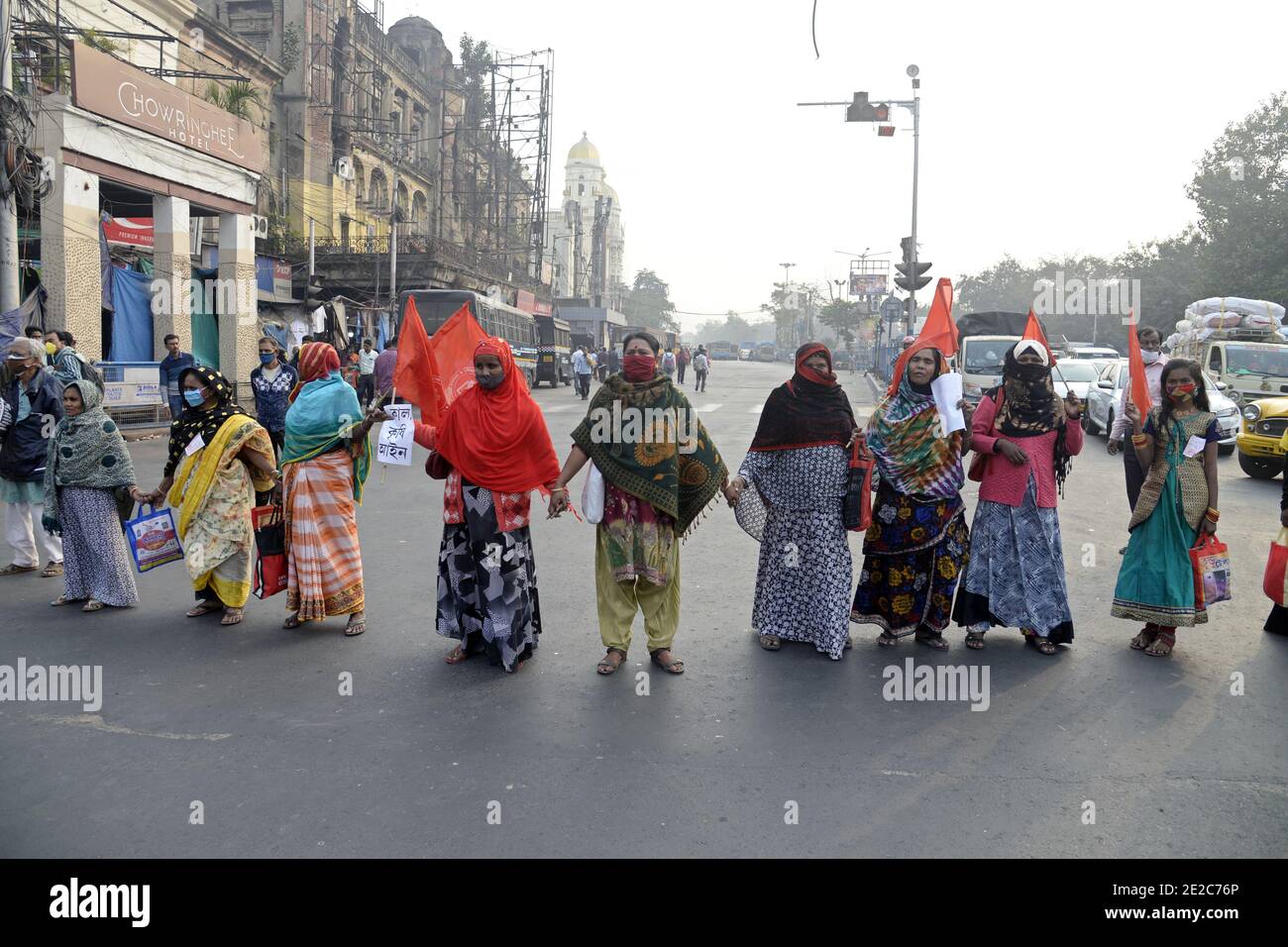 Kalkutta, Indien. Januar 2021. All India Kisan Sangarsh Coordination Committee oder AIKSCC Aktivist halten Plakat und rufen Slogan während einer Kundgebung gegen New Farm Gesetz zu protestieren. (Foto von Ved Prakash/Pacific Press) Quelle: Pacific Press Media Production Corp./Alamy Live News Stockfoto