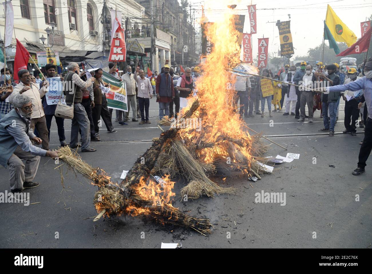 Kalkutta, Indien. Januar 2021. All India Kisan Sangarsh Coordination Committee oder AIKSCC Aktivist verbrennen das Bildnis von Premierminister Narendra Modi und Tweenty MP aus dem Staat während eines Protests gegen New Farm Bill. (Foto von Ved Prakash/Pacific Press) Quelle: Pacific Press Media Production Corp./Alamy Live News Stockfoto