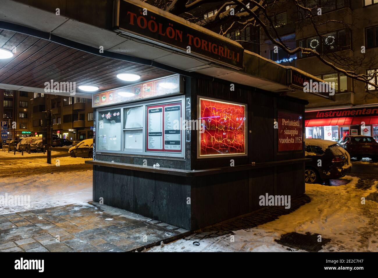 Töölön Torigrillei nach Einbruch der Dunkelheit. Legendärer Fastfood-Kiosk am Töölöntori-Platz in Helsinki, Finnland Stockfoto