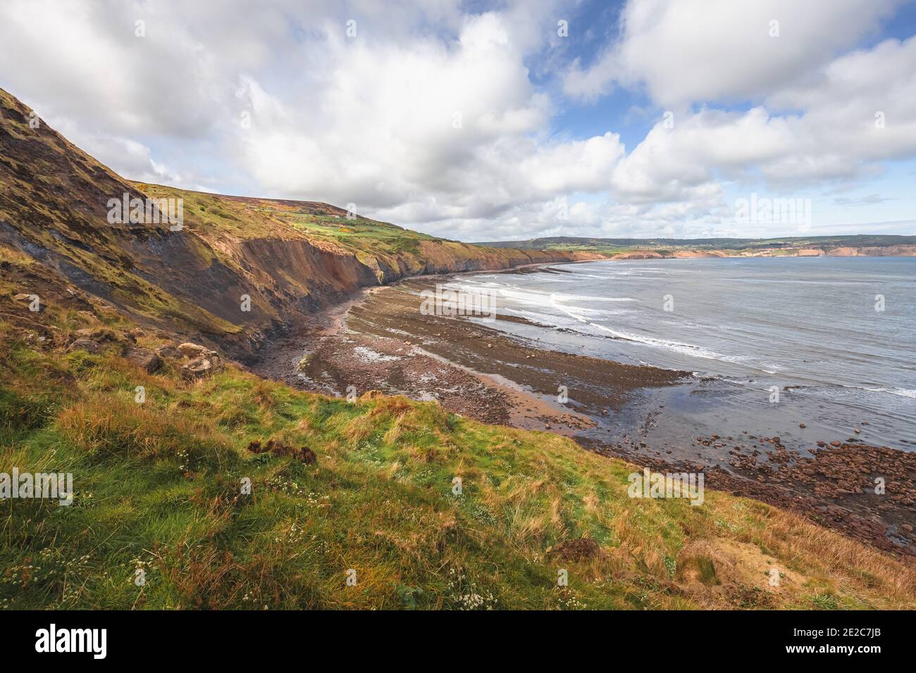 Klippen und Blick auf das Meer in Ravenscar an der North Yorkshire Coast, Teil der Bürgergemeinde Staintondale im North York Moors National Park. Stockfoto