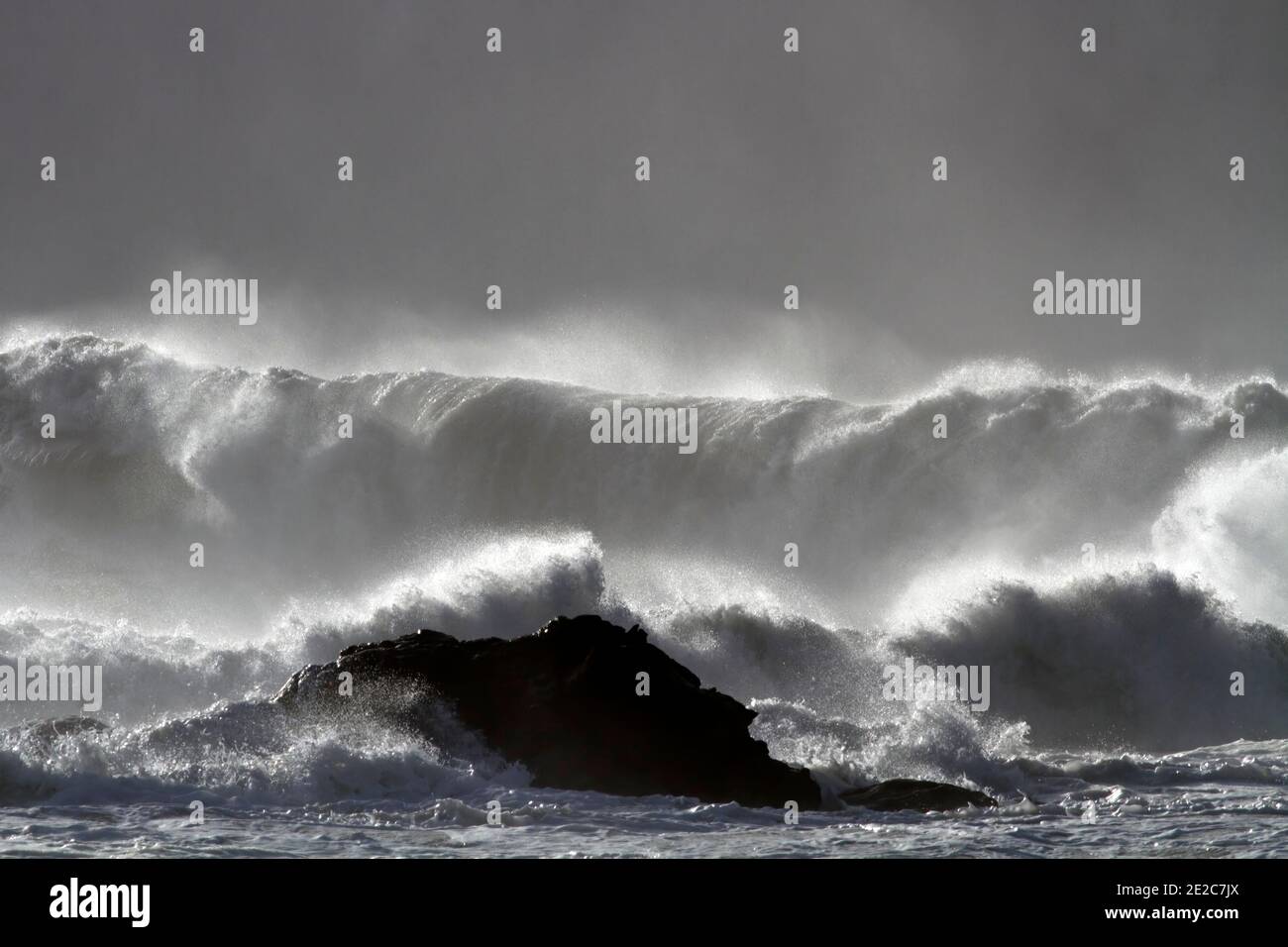 Große brechende Meereswelle mit Spray an einem stürmischen Tag. Stockfoto