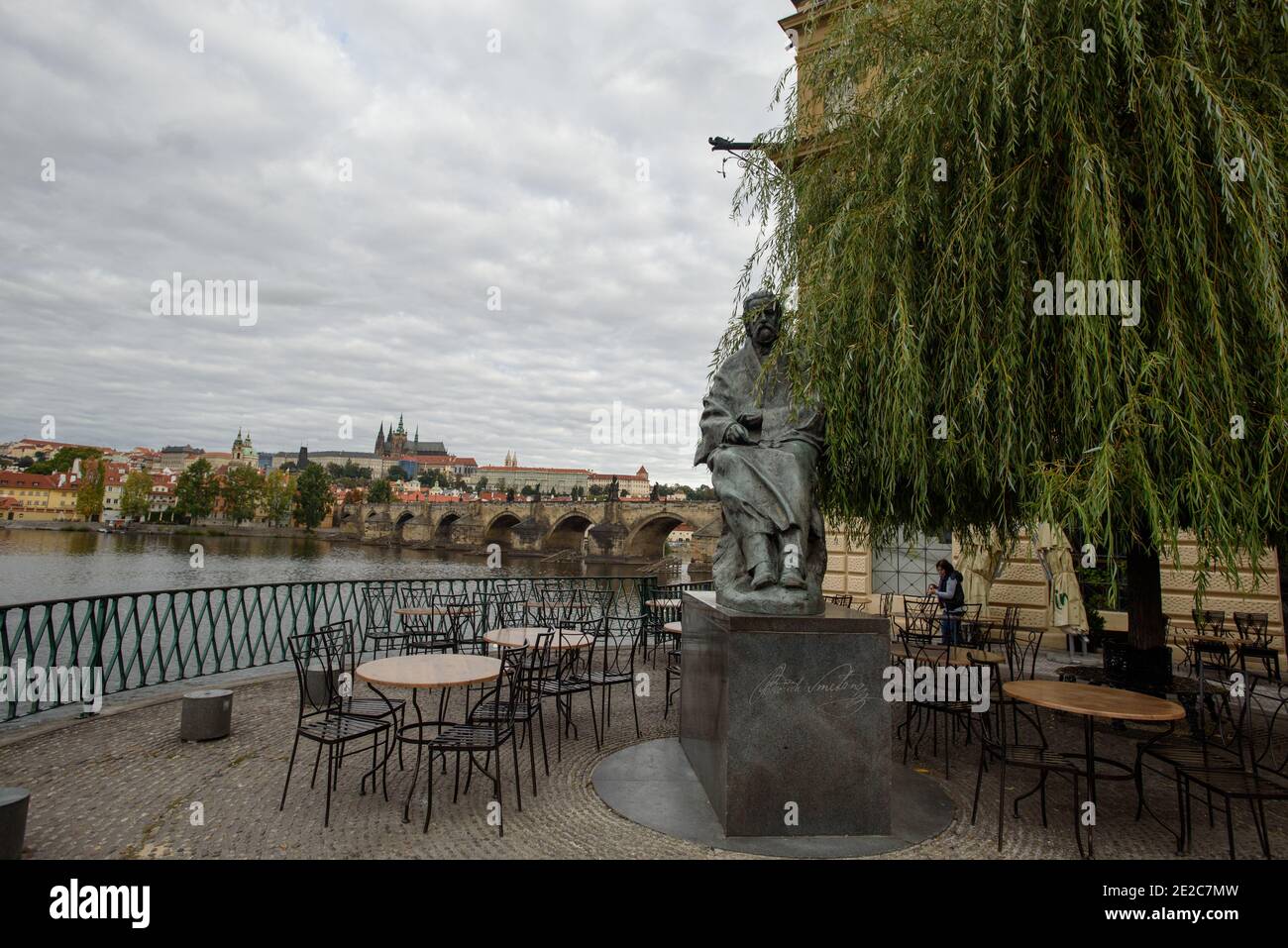 Prag, Tschechische Republik - 15. September 2015: Die Skulptur von Bedrich Smetana, Museum und Café am rechten Ufer der Moldau in der Altstadt o Stockfoto