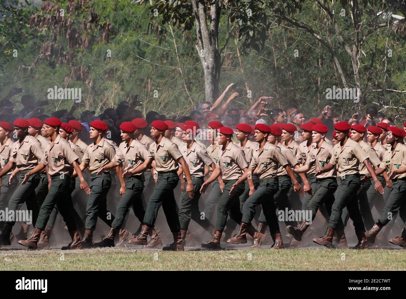 Fallschirmjäger in Form während der Abschlussfeier in der Zentrale. Im Hof gruppierter Stab der Streitkräfte. Nationales Verteidigungskonzept. Stockfoto