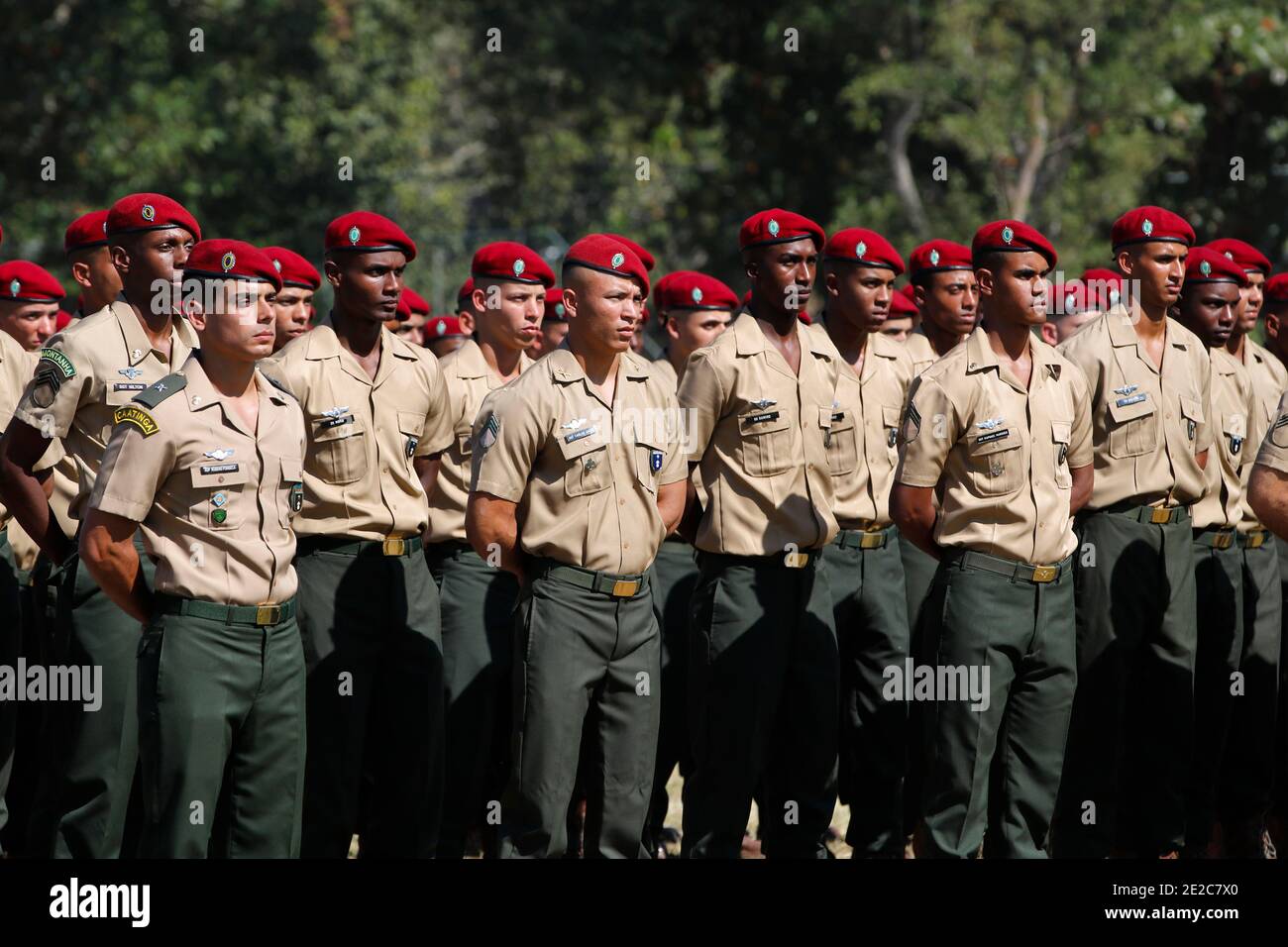 Fallschirmjäger in Form während der Abschlussfeier in der Zentrale. Im Hof gruppierter Stab der Streitkräfte. Nationales Verteidigungskonzept. Stockfoto