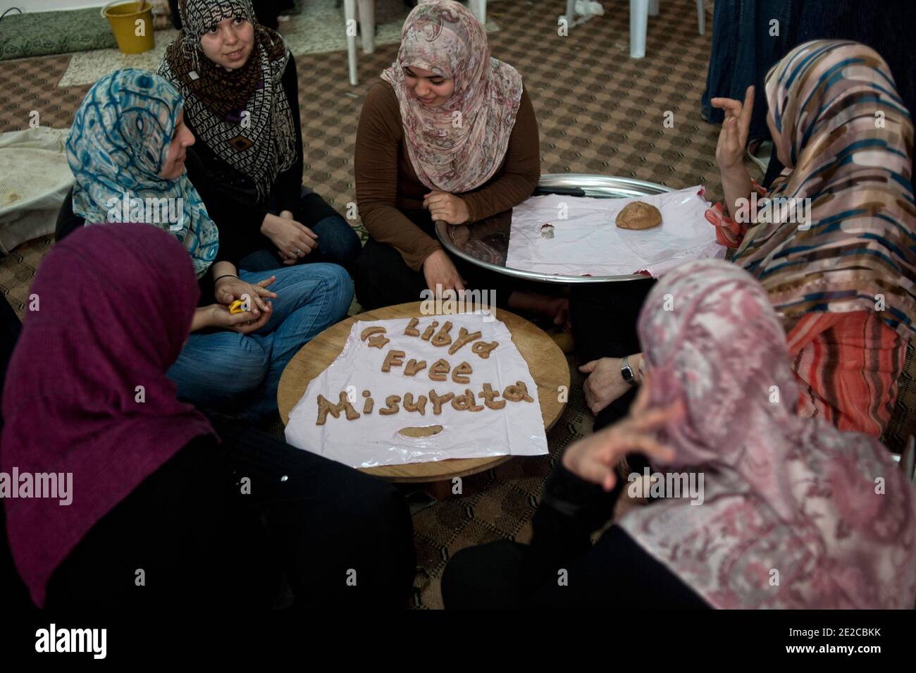 Die Frauen von Misrata trafen sich in Zusammenarbeit, um ihre Unterstützung für die Revolution zu geben, sind in Libyen, am 29. September 2011 abgebildet. Jeden Tag treffen sie sich um 8:00 bis 13:00 Uhr und bereiten die Mahlzeiten für die Kämpferinnen im Gesicht, aber auch für das Krankenhaus zu. Seit dem 1. Juli werden fast 3000 Mahlzeiten pro Tag zubereitet. Alle oder fast verloren ein Mitglied ihrer Familie in diesem Krieg. Sie entschieden sich also, sich an den Kriegsbemühungen zu beteiligen, die sie auf ihren Weg brachten. Sie sind ungefähr fünfzig, die jeden Tag gefunden werden. Das ermöglicht ihnen, sich zu treffen, sich zu trösten, zu diskutieren. Sie halten eine wesentliche soziale Verbindung so alle, während sie nützlich gemacht. Pho Stockfoto